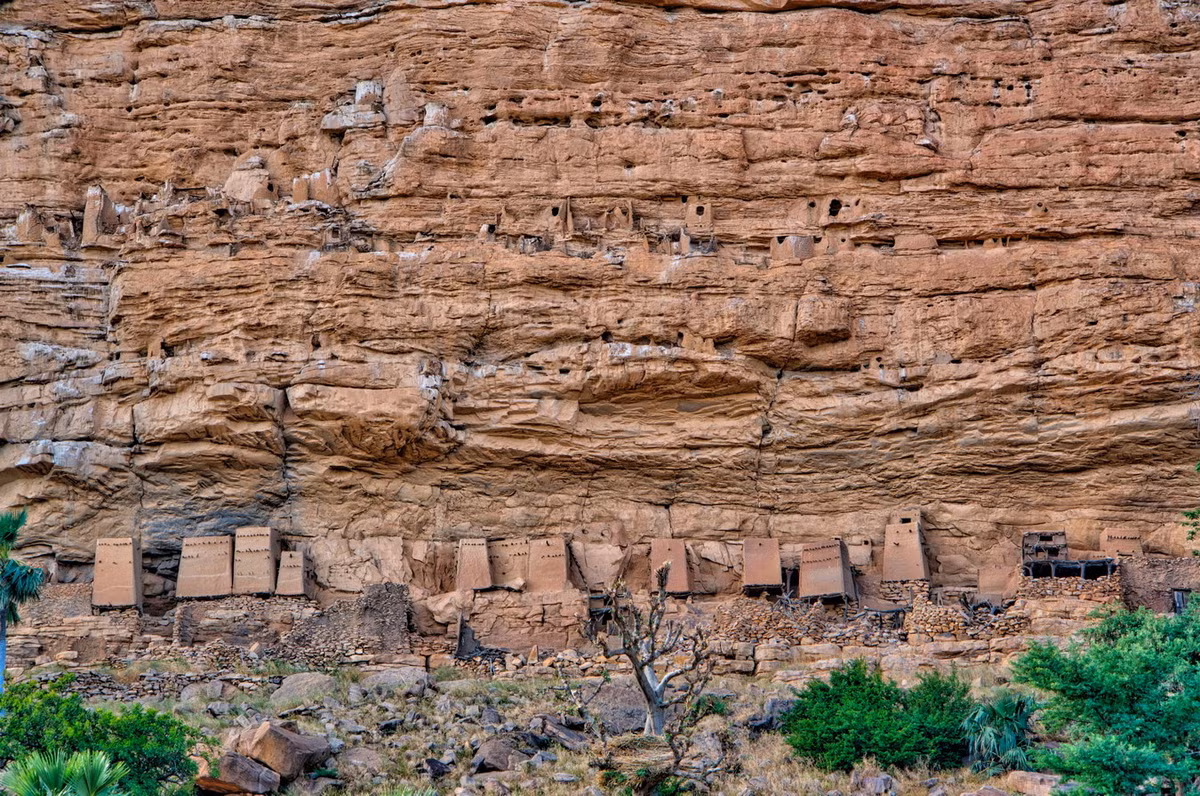 Hệ thống kiến trúc hoàn chỉnh của Bandiagara đã phản ánh sự khéo léo trong kỹ thuật xây dựng, trình độ tổ chức xã hội cũng như nét đặc sắc văn hóa của các cư dân bản địa. Ảnh: Aisle Seat Please.