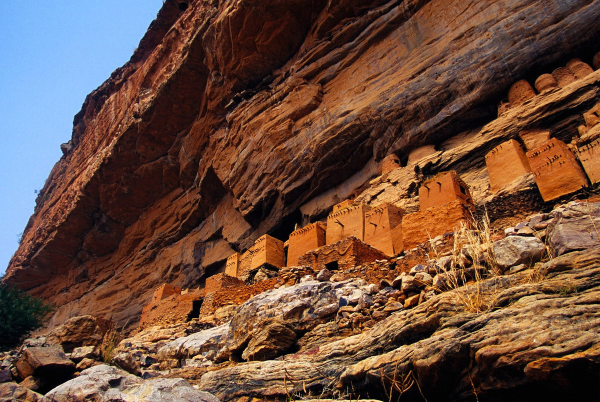 Ngày nay, khu dân cư trên vách đá Bandiagara đã bị bỏ hoang hoàn toàn vì nhiều nguyên nhân khác nhau. Dù vậy, quần thể kiến trúc ở nơi đây vẫn được bảo tồn khá tốt. Ảnh: The Trek Blog.