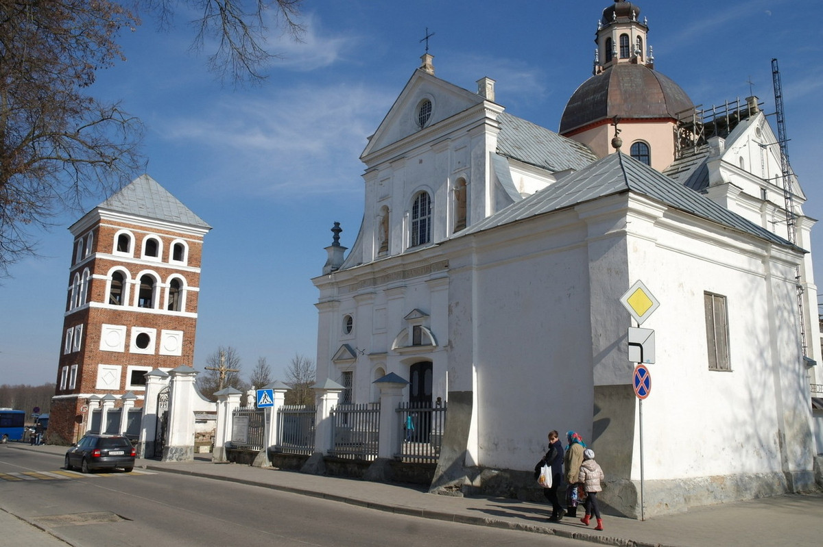 Một hạng mục kiến trúc quan trọng trong mảnh đất thuộc lâu đài Nesvizh là nhà thờ Corpus Christi. Nhà thờ được xây từ năm 1587-1603, nối với lâu đài bằng một đường đê ngang qua một con mương. Ảnh: Wikipedia.