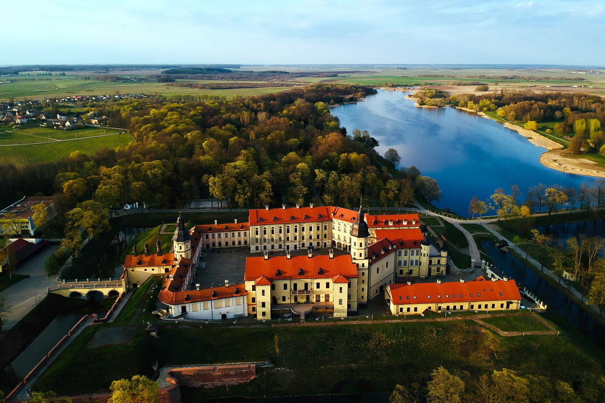 Năm 1706, trong thời Đại chiến Bắc Âu, quân đội Thụy Điển đã cướp phá và hủy hoại lâu đài Nesvizh. Nhiều thập kỷ sau, gia tộc Radziwiłł mời các kiến trúc sư người Đức và Italia đến để tu bổ và nới rộng công trình. Ảnh: Pexels.