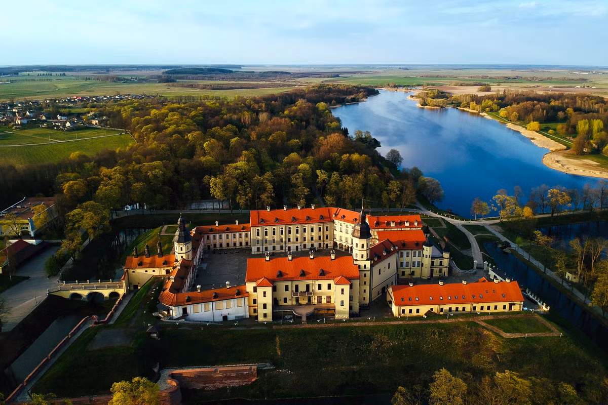 Năm 1706, trong thời Đại chiến Bắc Âu, quân đội Thụy Điển đã cướp phá và hủy hoại lâu đài Nesvizh. Nhiều thập kỷ sau, gia tộc Radziwiłł mời các kiến trúc sư người Đức và Italia đến để tu bổ và nới rộng công trình. Ảnh: Pexels.