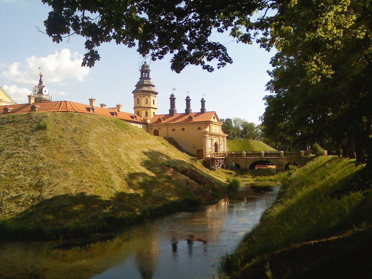 Năm 1770 lâu đài Nesvizh bị quân đội Nga chiếm và gia tộc Radziwiłł bị trục xuất. Sau đó vài thập niên, nó được trả lại cho gia tộc Radziwiłł, và từ năm 1881-1886, các phần bên trong của lâu đài đã được hoàng thân Anton Radziwiłł và bà vợ người Pháp, Marie de Castellane, cho tu bổ lại. Ảnh: Argophilia.