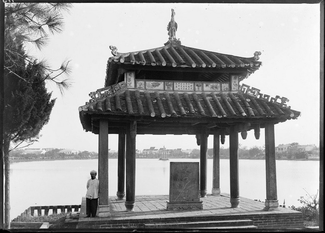 Đình Trấn Ba trong khuôn viên đền Ngọc Sơn.