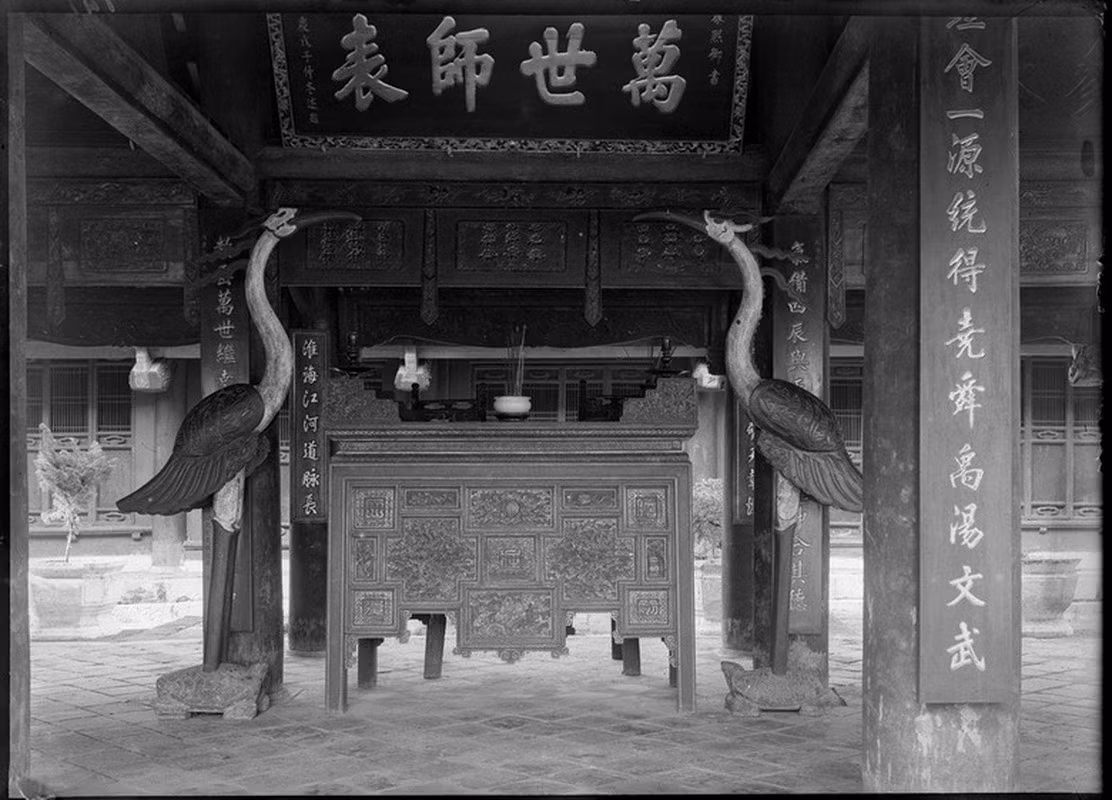 Một bàn thờ trong Văn Miếu - Quốc Tử Giám.