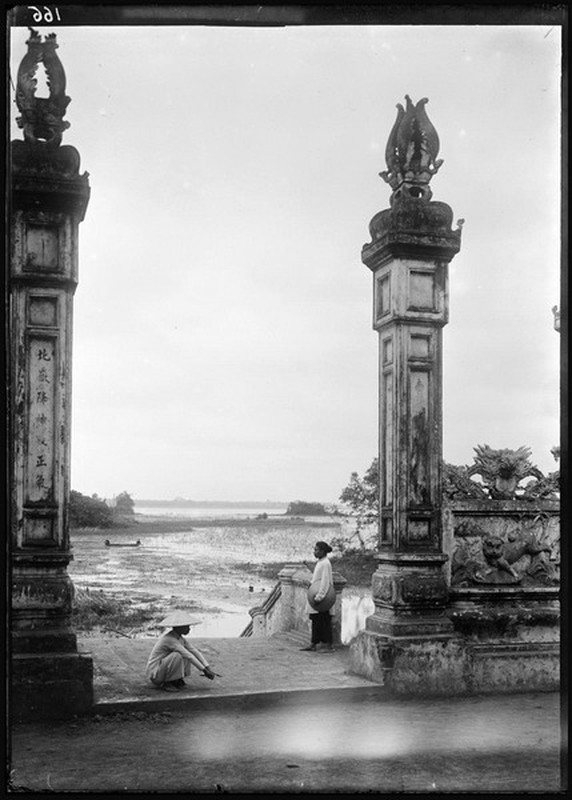 Từ cổng đền Quán Thánh nhìn ra hồ Tây.