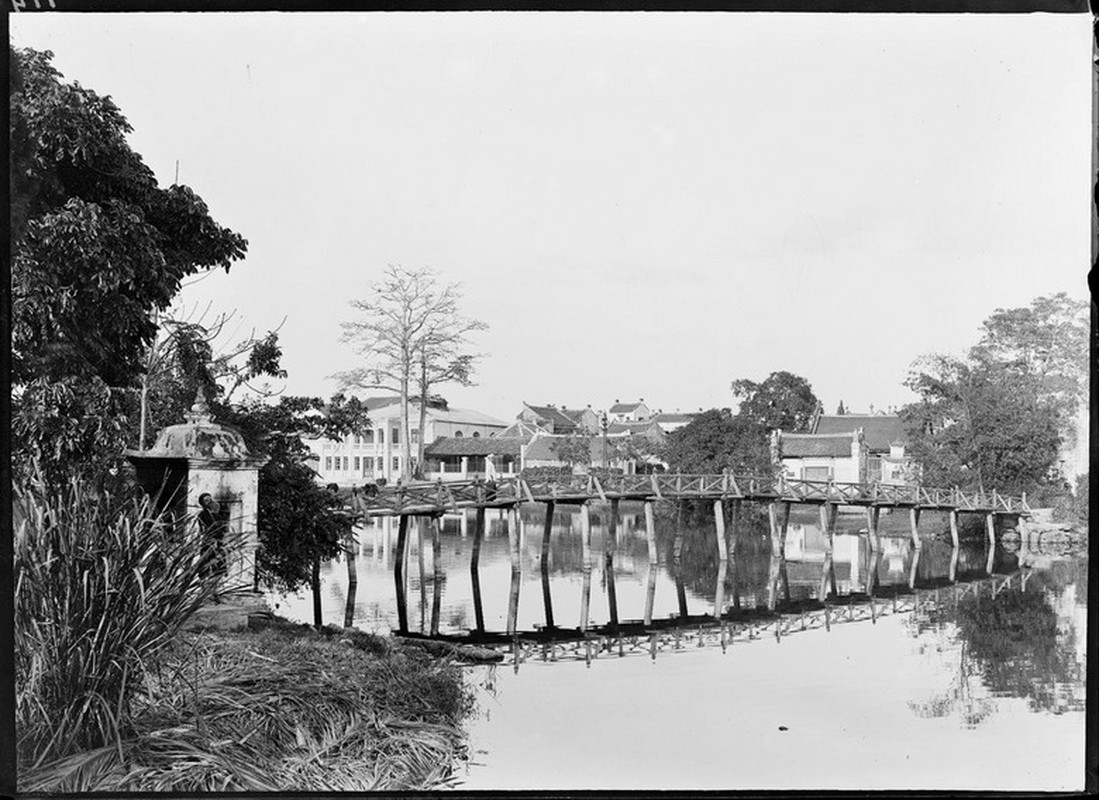 Cầu Thê Húc soi bóng trên mặt hồ Hoàn Kiếm.