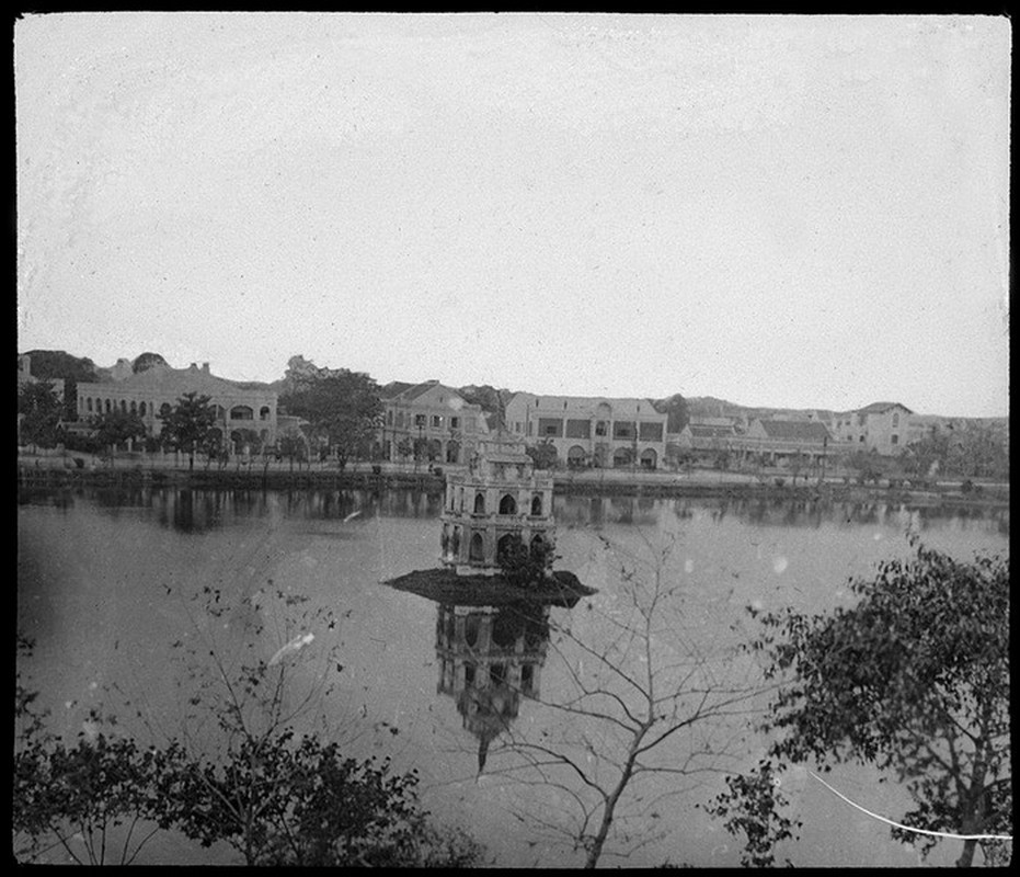 Tháp rùa ở hồ Hoàn Kiếm, Hà Nội năm 1896. Ảnh: Firmin André Salles.