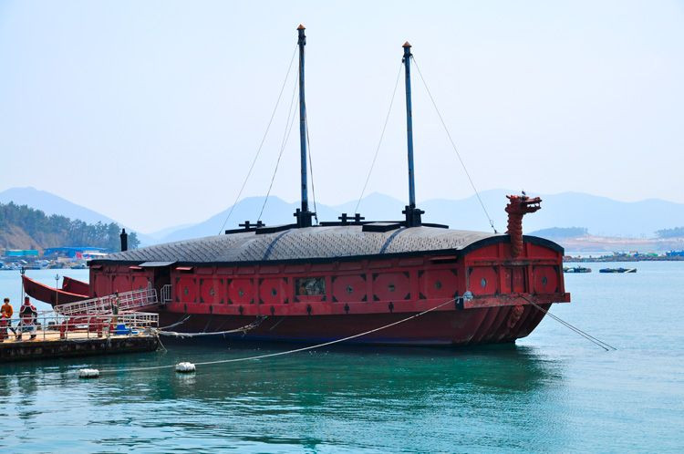 Thiết kế này giúp con thuyền vô hiệu hóa được một phần hỏa lực đối phương, đồng thời ngăn chặn hữu hiệu những cuộc xâm nhập lên thuyền.