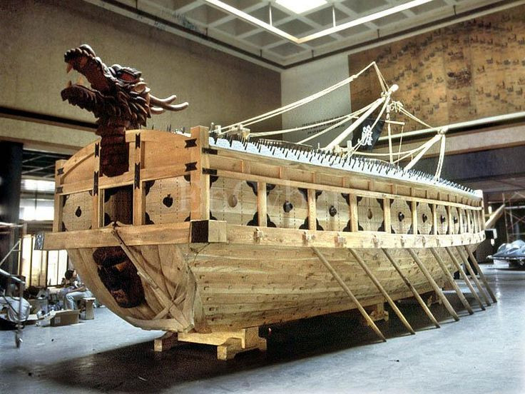 Theo sử sách Triều Tiên, cha đẻ của con tàu là đô đốc Yi Sun-sin, một trong những nhà quân sự lỗi lạc nhất của dân tộc Triều Tiên (1545 - 1598).