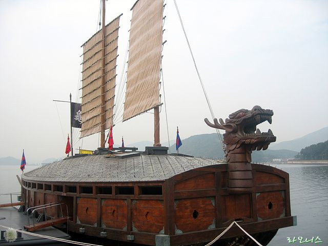 Ngoài ra, thuyền rùa còn có 24 lỗ châu mai dọc thân và 2 lỗ châu mai trước và sau để các xạ thủ sử dụng súng hỏa mai.