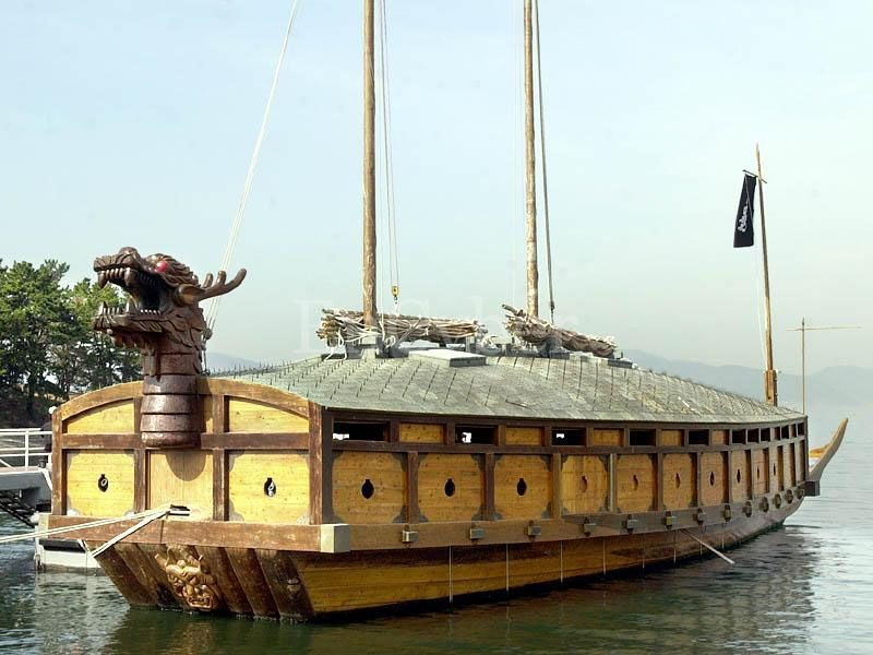 Phần đầu rồng của con thuyền không chỉ có tác dụng uy hiếp tinh thần đối phương, mà còn là một ống phun khói làm che khuất tầm nhìn của quân địch. Có khi bộ phận này được lắp đại bác để tăng sức mạnh tấn công.