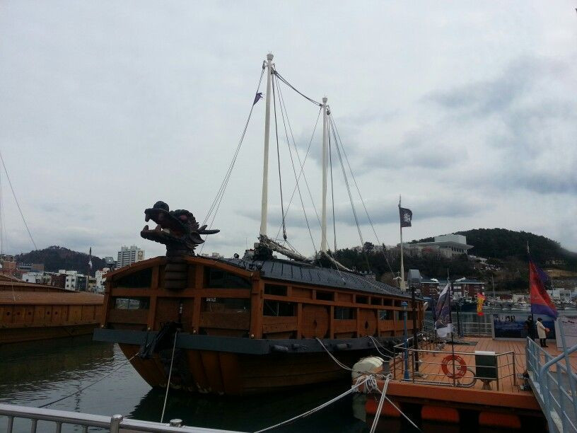 Dù vậy, các phiên bản thuyền rùa đầu tiên đã được phát triển từ đầu những năm 1400. Vai trò của chúng trong thời gian này không mấy nổi bật do Triều Tiên duy trì được nền hòa bình trong một giai đoạn dài.