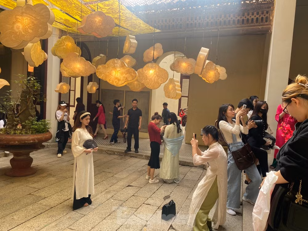 Kiem hang chuc trieu/ngay voi trao luu chup anh Tet Ha Noi