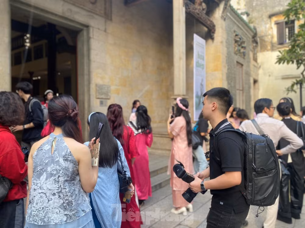 Kiem hang chuc trieu/ngay voi trao luu chup anh Tet Ha Noi-Hinh-2