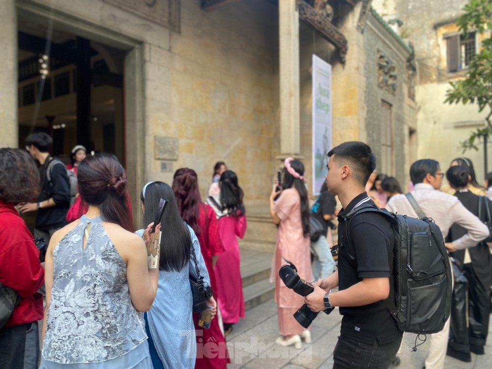 Kiem hang chuc trieu/ngay voi trao luu chup anh Tet Ha Noi-Hinh-2