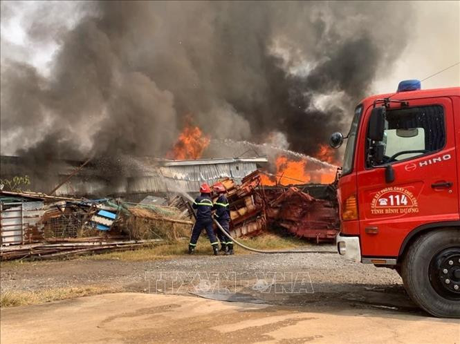 Chay lon tai xuong san xuat nem tai Binh Duong, cot khoi boc cao