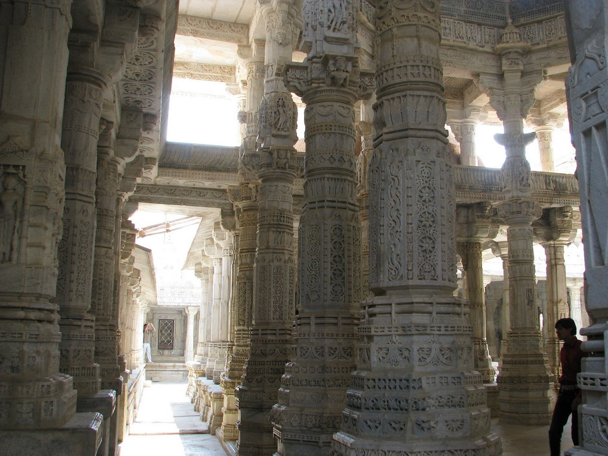 Tuy vậy, mọi tinh hoa của ngôi đền lại tập trung ở bên trong, nơi có 29 không gian cúng lễ được bố trí trong diện tích hơn 4.000 m2, được chạm khắc tinh xảo như một tác phẩm nghệ thuật điêu khắc khổng lồ. Ảnh: Blake Kirkland / Flickr.