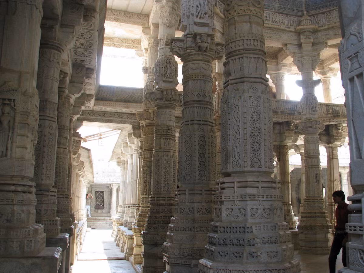 Tuy vậy, mọi tinh hoa của ngôi đền lại tập trung ở bên trong, nơi có 29 không gian cúng lễ được bố trí trong diện tích hơn 4.000 m2, được chạm khắc tinh xảo như một tác phẩm nghệ thuật điêu khắc khổng lồ. Ảnh: Blake Kirkland / Flickr.