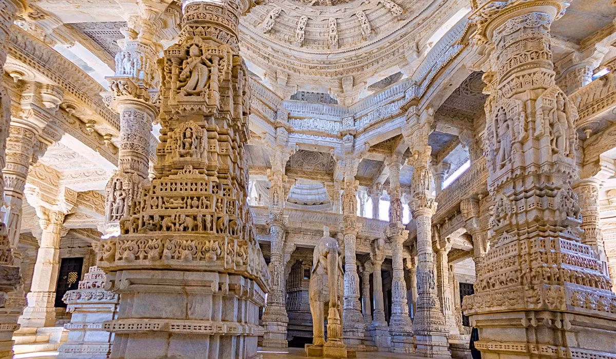 Đặc biệt hơn cả là không cây cột nào giống cây cột nào. Mỗi chiếc cột được khắc những hoa văn và hình ảnh thể hiện những thông điệp tôn giáo khác nhau của đạo Jaina. Ảnh: Khabar Kaam ki.