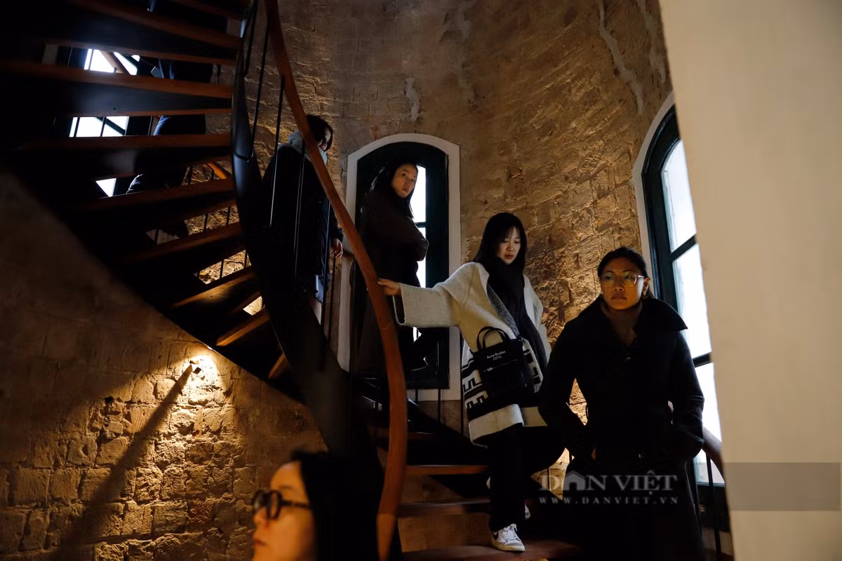 Do hệ thống cầu thang cũ không còn nêu đơn vị trùng tu đã thay thế bằng cầu thang xoắn ốc được làm bằng thép và gỗ. Phần ống cầu thang được để lộ gạch để giải thích về kiến trúc đặc biệt cuối thế kỷ XIX, đầu thế kỷ XX.