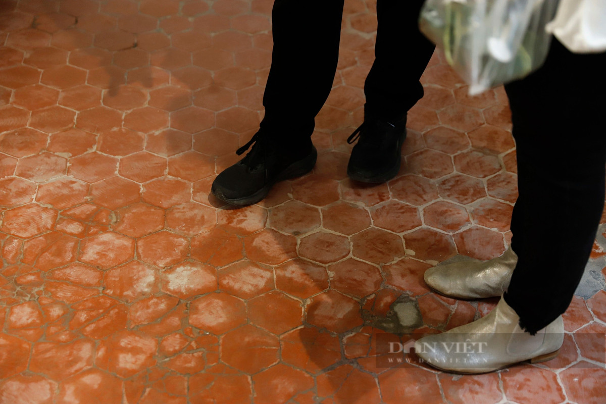 Tầng 1 của căn nhà được lát gạch mette hình lục lăng nhập từ Pháp, kích thước nhỏ ít nứt vỡ mặc dù mỏng, không tráng men.