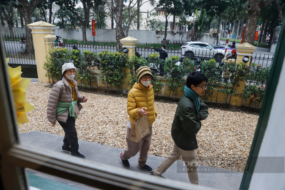 Điểm nhấn của căn biệt thự là hệ thống hàng chục ô cửa sổ lớn, có tầm nhìn thoáng đãng bao quát các tuyến phố xung quanh.