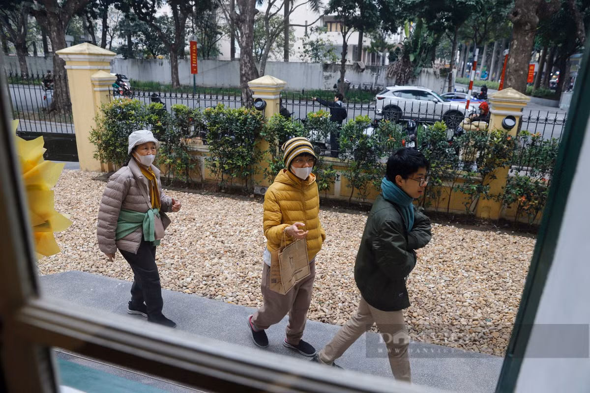 Điểm nhấn của căn biệt thự là hệ thống hàng chục ô cửa sổ lớn, có tầm nhìn thoáng đãng bao quát các tuyến phố xung quanh.