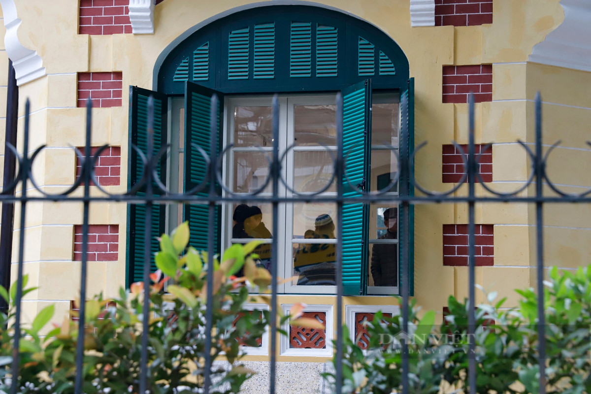 Hệ thống hàng rào bằng sắt bao quanh căn biệt thự được giữ nguyên theo đặc trưng của lối kiến trúc Hà Nội xưa.