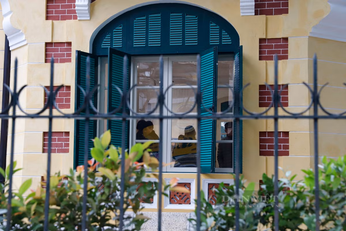 Hệ thống hàng rào bằng sắt bao quanh căn biệt thự được giữ nguyên theo đặc trưng của lối kiến trúc Hà Nội xưa.