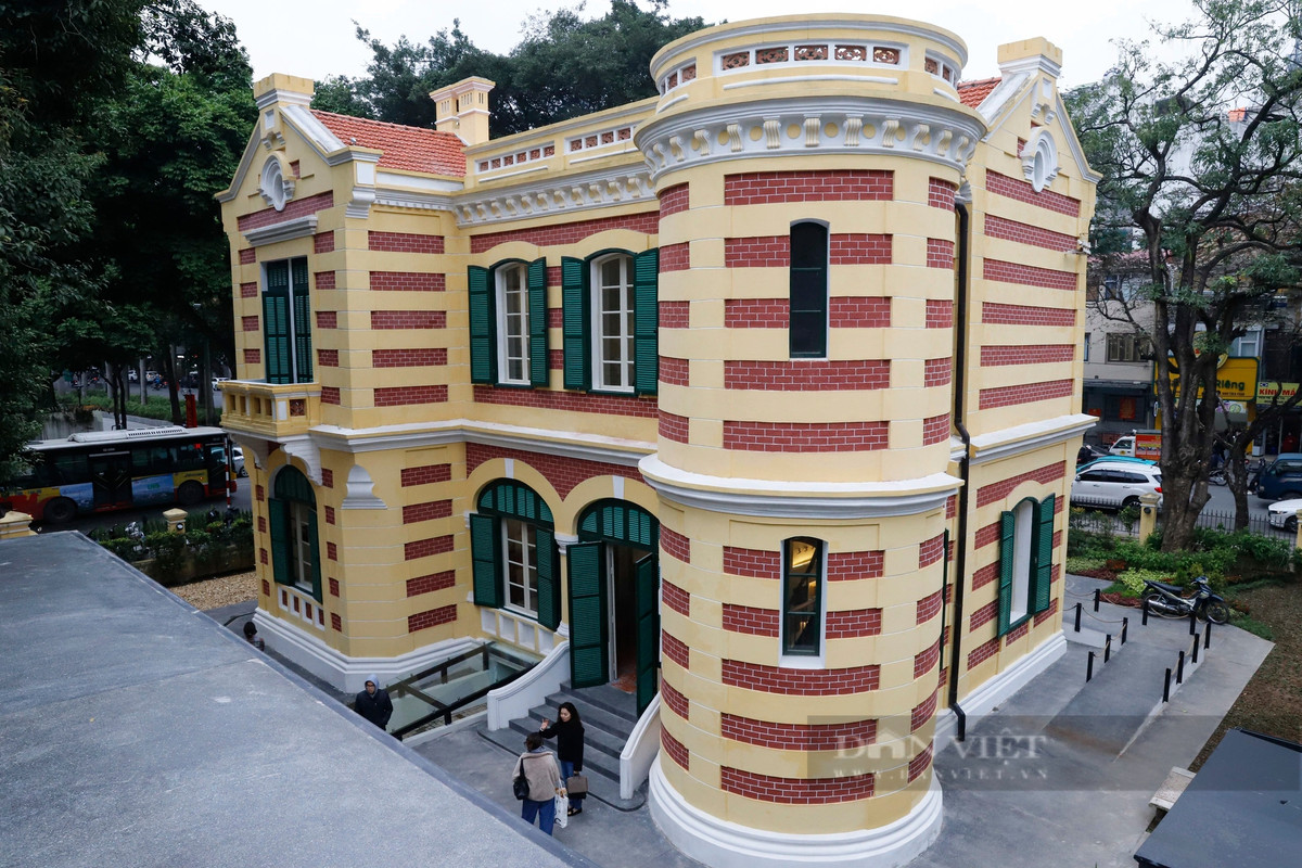 Căn biệt thự có 2 tầng được sơn màu vàng và đỏ đậm. Bên cạnh bậc tam cấp dẫn vào nhà là một một khoảng sân lắp kính cho khách tham quan được thấy lớp sân ban đầu nay nằm cách mặt đất gần nửa mét.