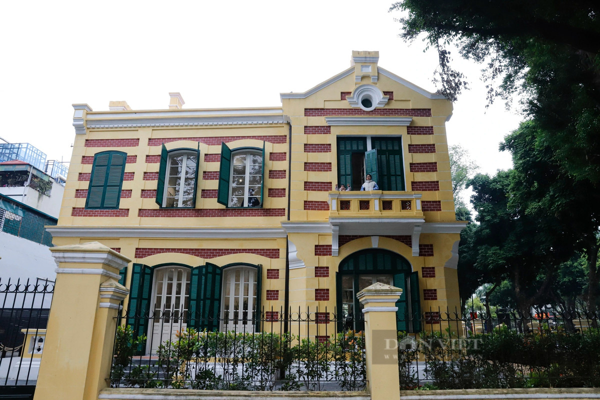 Cổng phụ căn biệt thự nằm tại số 46 phố Hàng Bài (quận Hoàn Kiếm, Hà Nội).