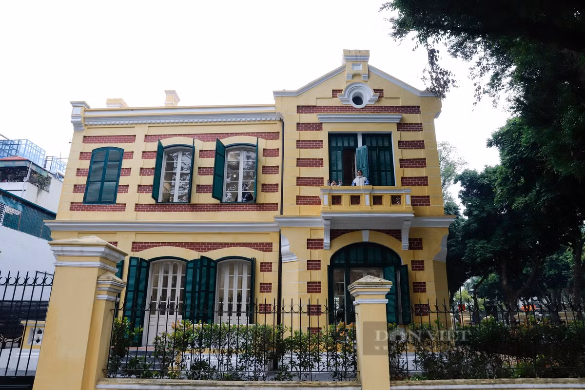 Cổng phụ căn biệt thự nằm tại số 46 phố Hàng Bài (quận Hoàn Kiếm, Hà Nội).