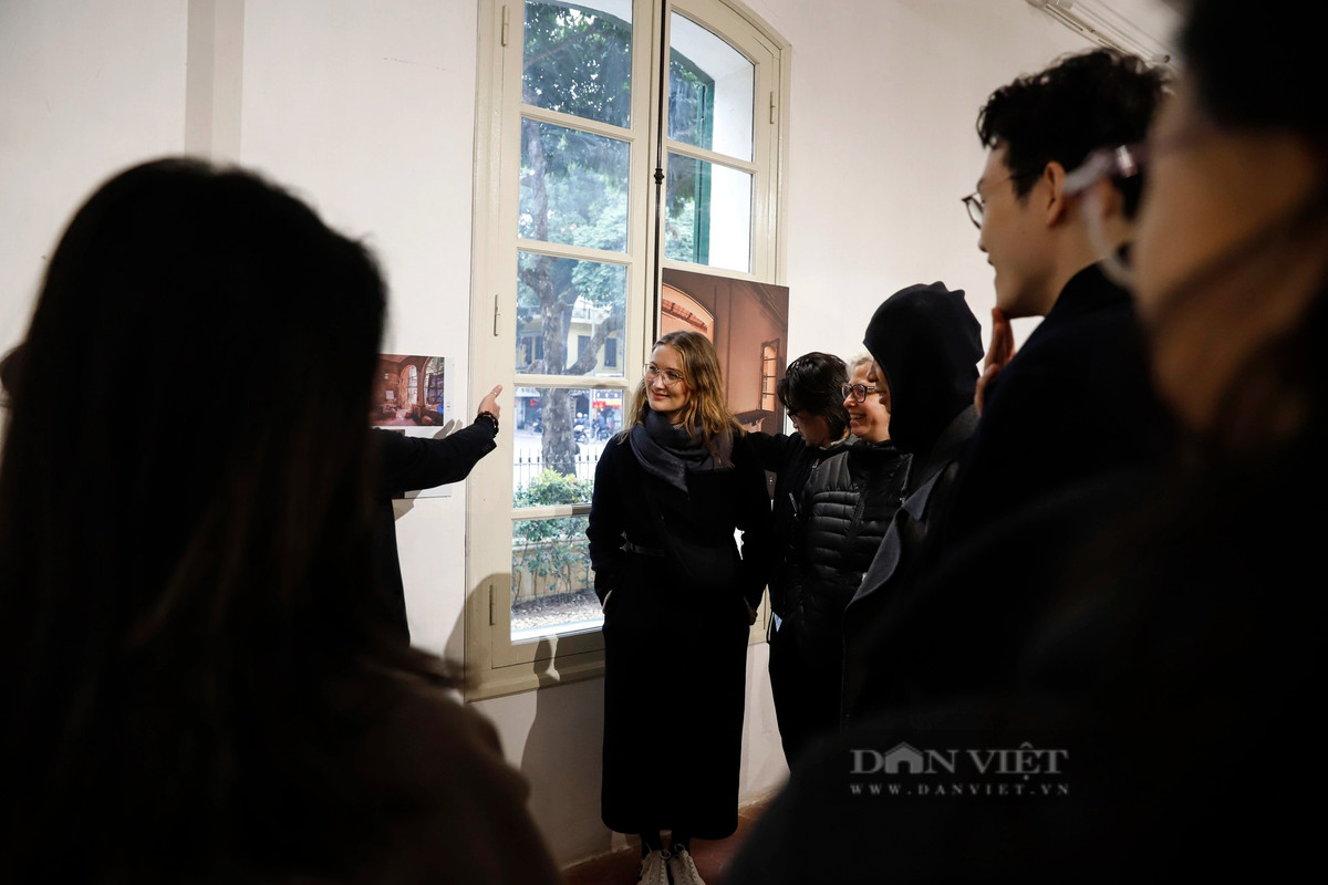 Chị Anna (du khách đến từ Mỹ) cho biết: "Tôi vô cùng ấn tượng với kiến trúc Pháp cổ của căn biệt thự và những câu chuyện lịch sử của căn biệt thự".