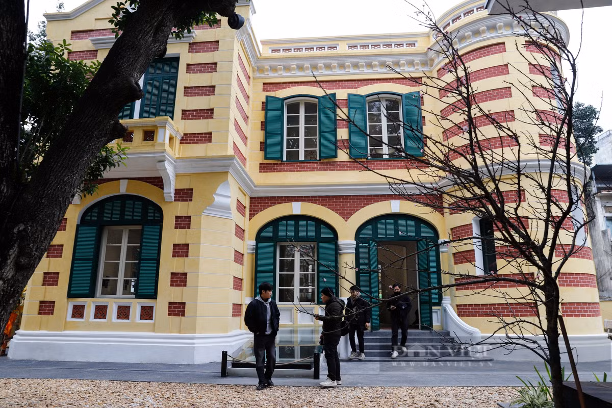 Trải qua gần 2 năm trùng tu, căn biệt thự số 49 Trần Hưng Đạo (quận Hoàn Kiếm, Hà Nội) đã hoàn thành và bắt đầu mở cửa miễn phí đón khách tham quan từ 26/1.