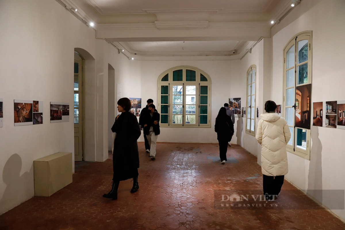 Tại tầng 1 của căn biệt thự cũng đang trưng bày bộ ảnh của nhiếp ảnh gia Francois Carlet Soulages về toàn bộ quá trình biến đổi của biệt thự, từ lúc còn là một toà nhà bỏ hoang, các cuộc thám sát, nghiên cứu của các nhà khoa học… cho tới từng bước trong quá trình tu bổ.