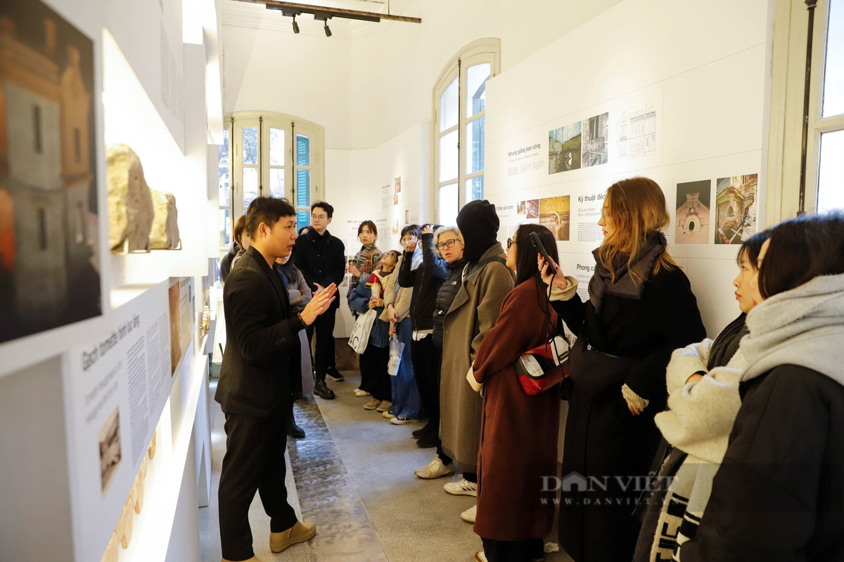 Theo ghi nhận của PV Dân Việt, sau khi mở cửa đón khách, số lượng du khách đến tham quan rất đông, đặc biệt là du khách quốc tế.