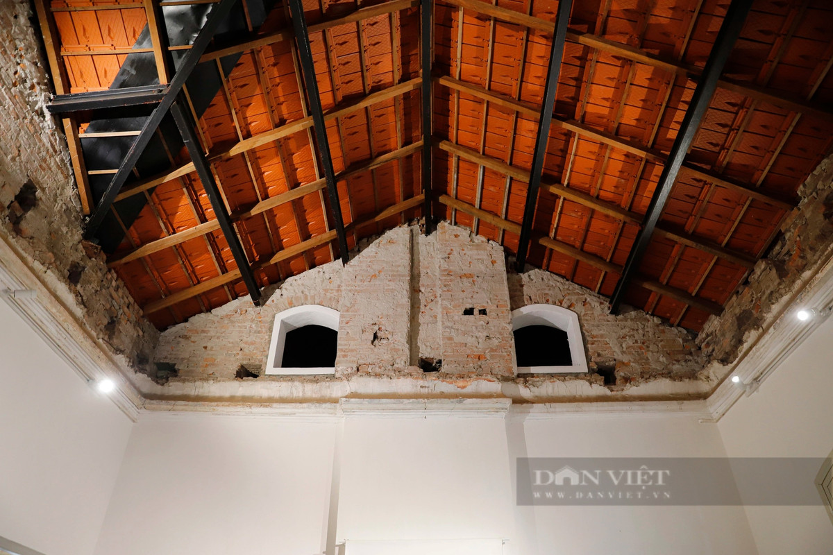 Hệ thống ô thoáng giúp điều hòa không khí của căn biệt thự được để lộ, giúp khách tham quan có thể hiểu thêm về nét kiến trúc độc đáo của công trình này.