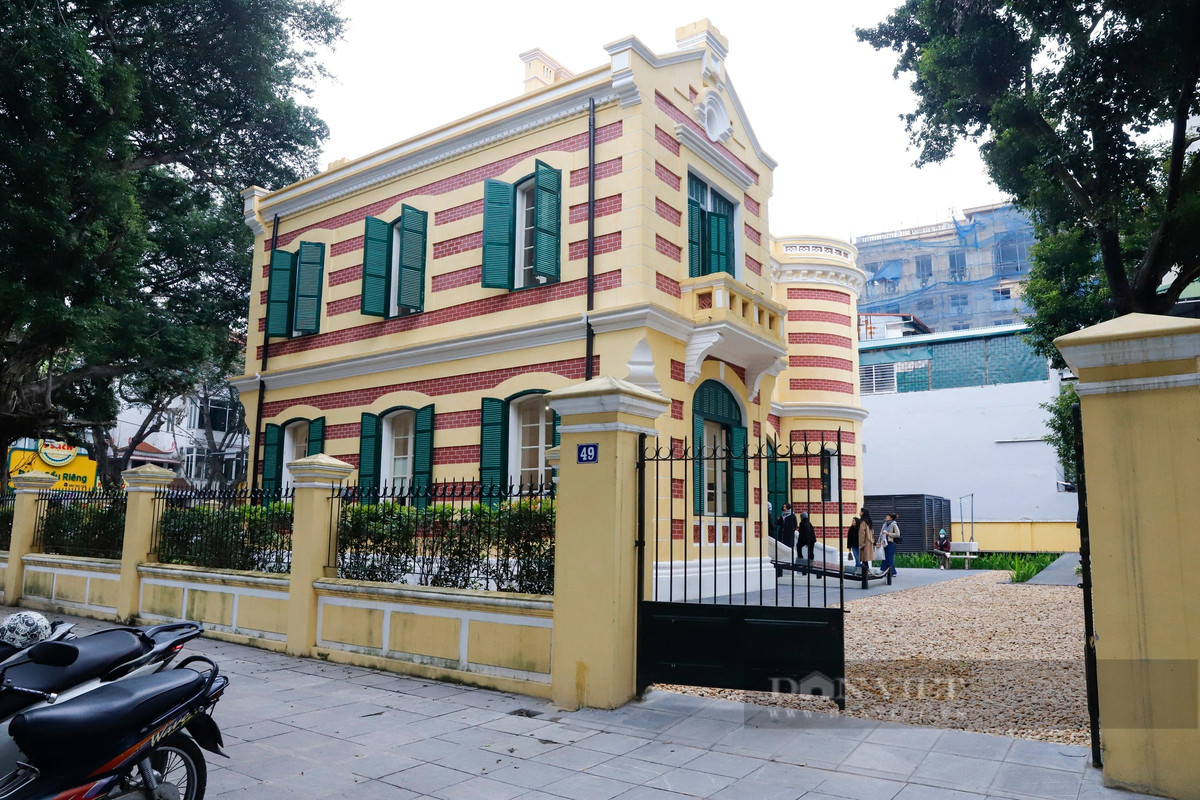 Căn biệt thự Pháp cổ tại số 49 phố Trần Hưng Đạo (quận Hoàn Kiếm, Hà Nội) có diện tích xây dựng 174 m2, nằm trong khuôn viên rộng 993 m2. Đây là một trong số ít biệt thự Pháp cổ tại Hà Nội còn duy trì được không gian sân vườn rộng. Ngôi biệt thự từng bị bỏ hoang trong một thời gian dài, nhiều hạng mục gần như hỏng hoàn toàn.