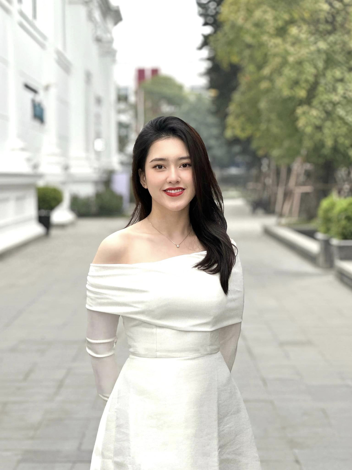 Ngoài đời, cô có phong cách trẻ trung đúng với lứa tuổi.