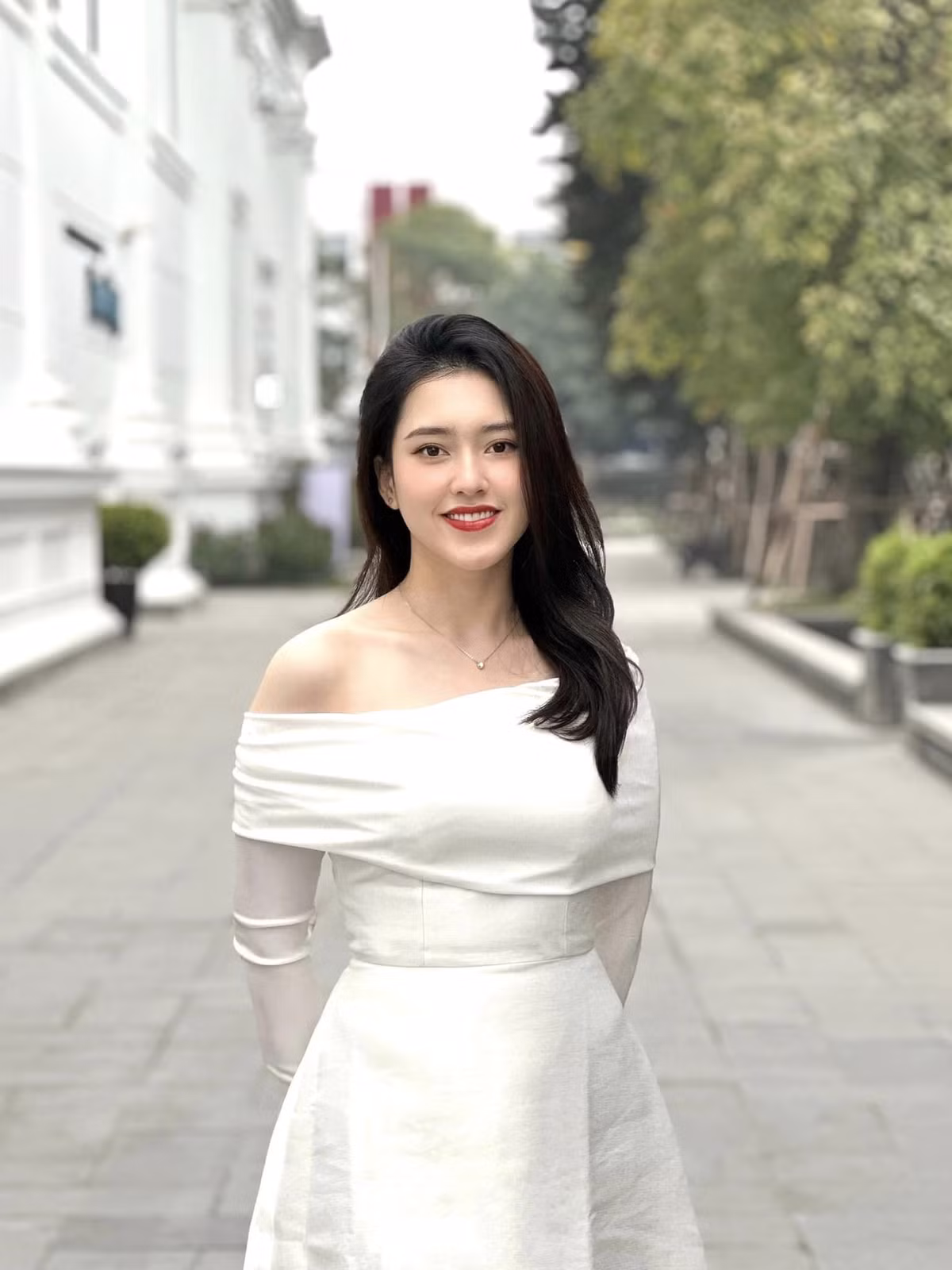 Ngoài đời, cô có phong cách trẻ trung đúng với lứa tuổi.