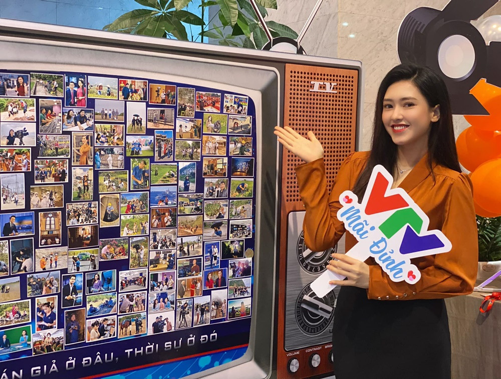 Việt Hà sinh năm 2000 tại Hà Nội, tốt nghiệp cử nhân ngành Quản trị Marketing tại Đại học Kinh tế Quốc dân năm 2022.