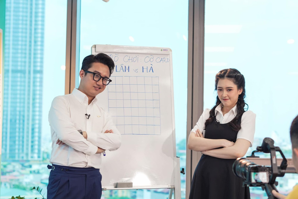 Trên trang cá nhân, Việt Hà thường xuyên đăng tải những hình ảnh chỉn chu khi lên sóng và những giây phút vui vẻ ở hậu trường cùng các đồng nghiệp.