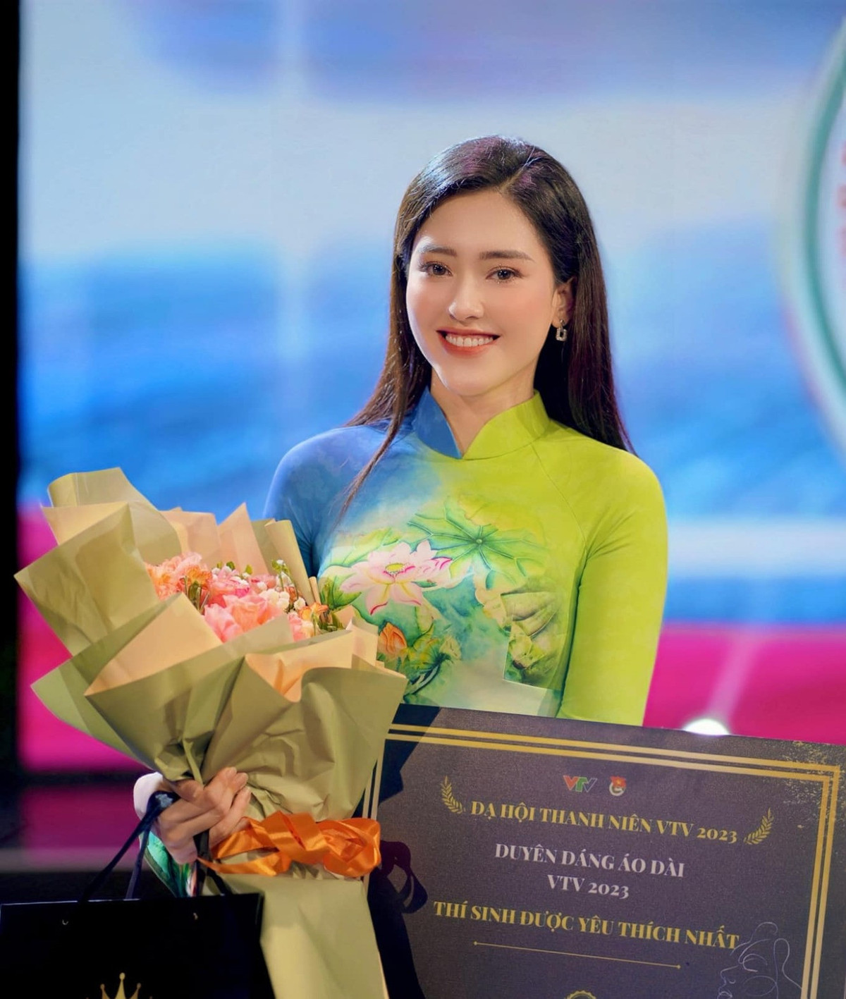 Trong cuộc thi 'Duyên dáng áo dài VTV' năm 2023, Việt Hà giành giải 'Thí sinh được yêu thích nhất'.