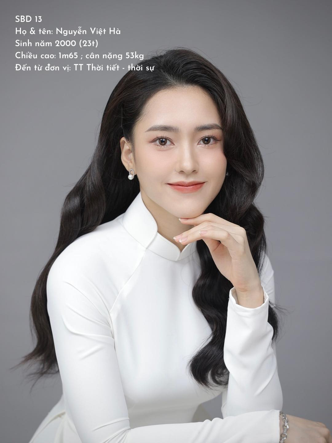 Cô sở hữu chiều cao 1,65m, gương mặt khả ái.