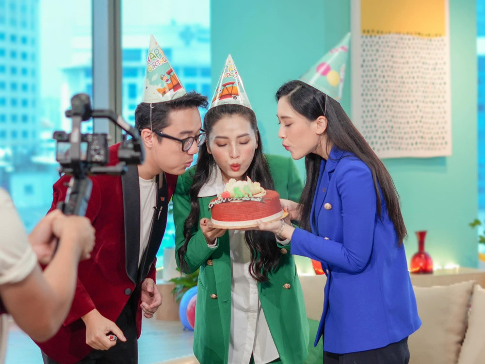 Ngoài việc đảm nhận dẫn thời tiết của VTV, Việt Hà cũng dẫn chương trình truyền hình 'Lướt trên VTVgo' và nhận được nhiều phản hồi tích cực.