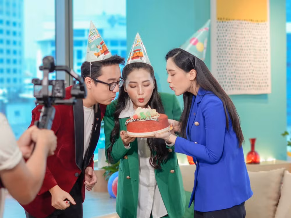 Ngoài việc đảm nhận dẫn thời tiết của VTV, Việt Hà cũng dẫn chương trình truyền hình 'Lướt trên VTVgo' và nhận được nhiều phản hồi tích cực.