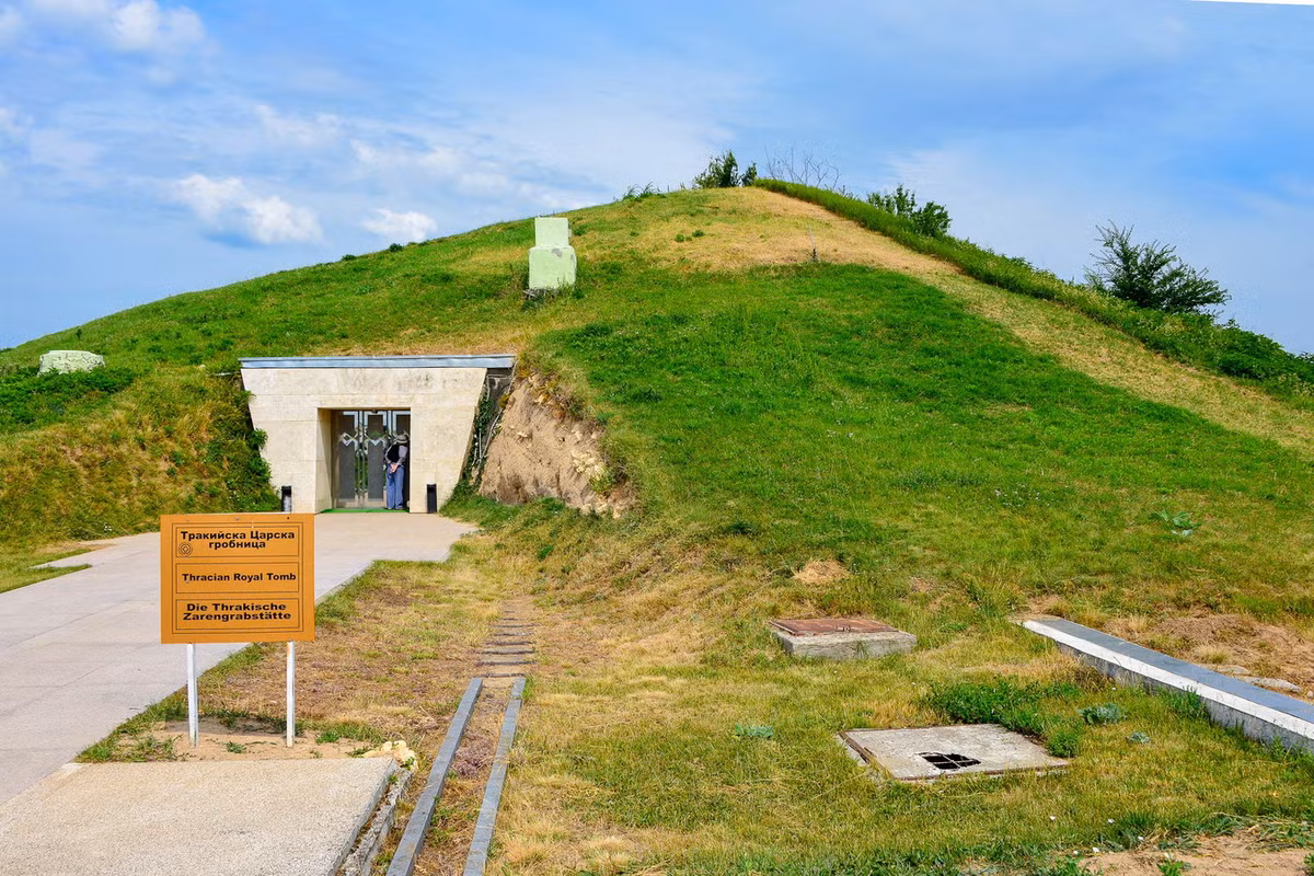 Vào năm 1985, UNESCO đã công nhận khu lăng mộ của người Thrace ở Sveshtari là Di sản văn hóa thế giới. Ảnh: Franks Travelbox.