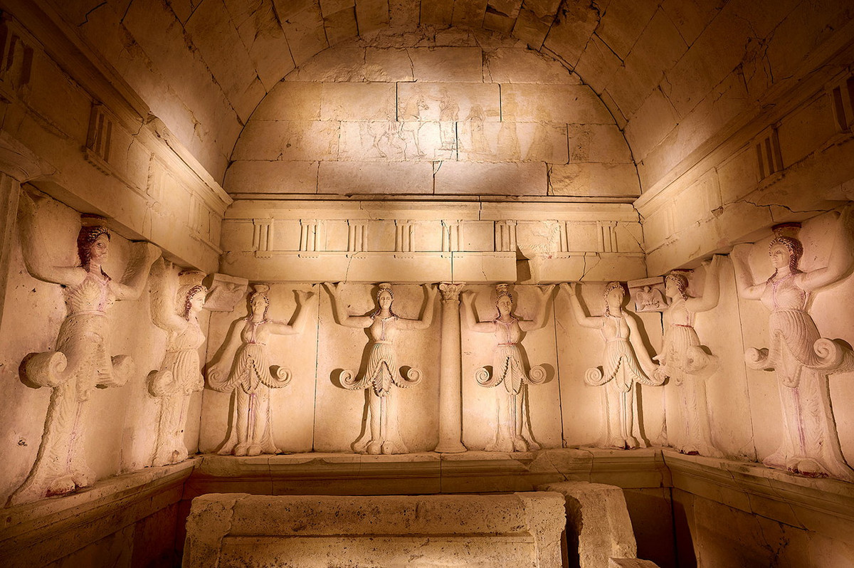 Trang trí kiến trúc của ngôi mộ Thrace tại Sveshtariđược coi là độc nhất vô nhị, với các hàng cột hình người được bố trí dọc theo các vách tường cùng những bức tranh khắc độc đáo. Ảnh: iGuzzini.