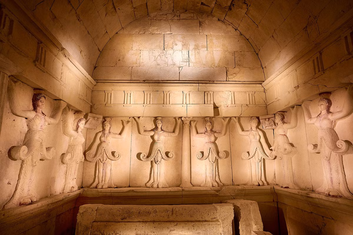 Trang trí kiến trúc của ngôi mộ Thrace tại Sveshtariđược coi là độc nhất vô nhị, với các hàng cột hình người được bố trí dọc theo các vách tường cùng những bức tranh khắc độc đáo. Ảnh: iGuzzini.