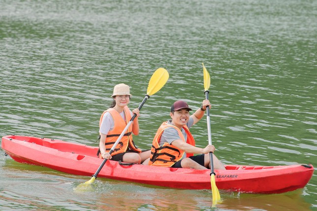 Nhiều bạn trẻ thích thú trải nghiệm chèo kayak, đạp vịtquanh hồ. “Đây là lần đầu tiên mình trải nghiệm chèo kayak, khá thú vị. Năm nay, mình không đi chơi xa mà chọn một số điểm du lịch trong tỉnh để trải nghiệm”, chị Hoàng Minh Anh (29 tuổi, trú TP Vinh, Nghệ An) chia sẻ.